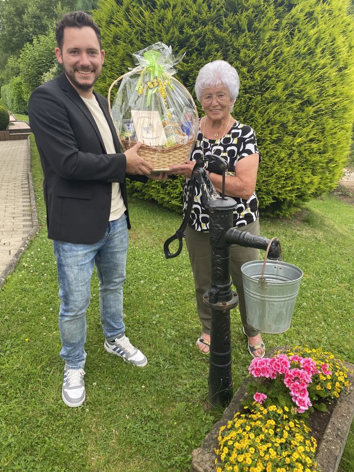 Johannes Valentin überreicht Hildegard Hames Präsentkorb 240607 GT Hildegard Hames 85 g